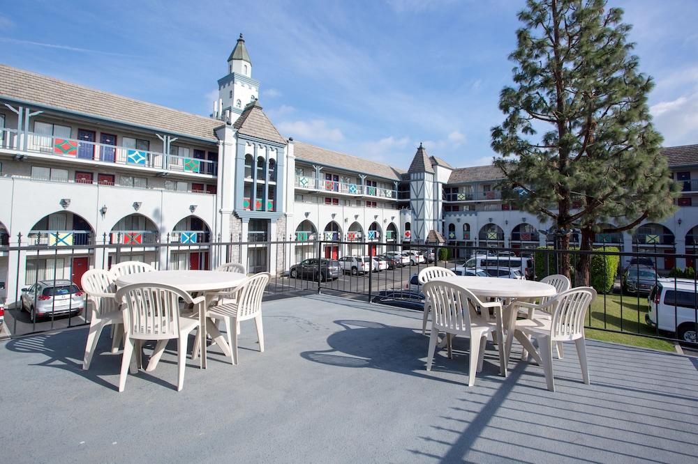 Castle Inn And Suites Анахайм Екстериор снимка