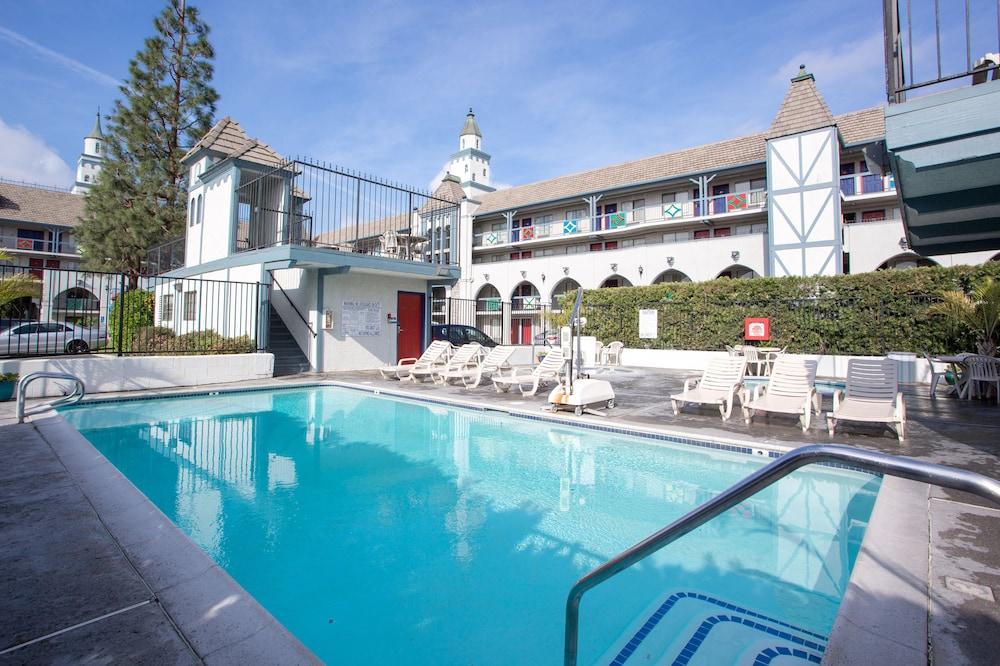 Castle Inn And Suites Анахайм Екстериор снимка