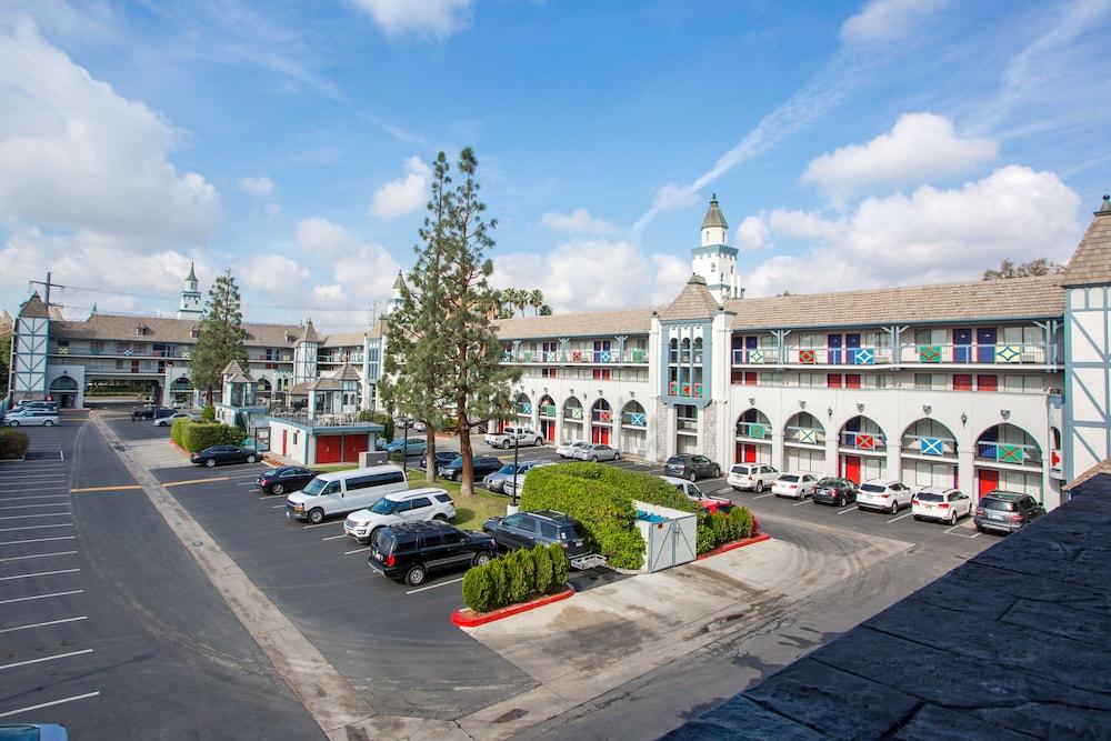 Castle Inn And Suites Анахайм Екстериор снимка