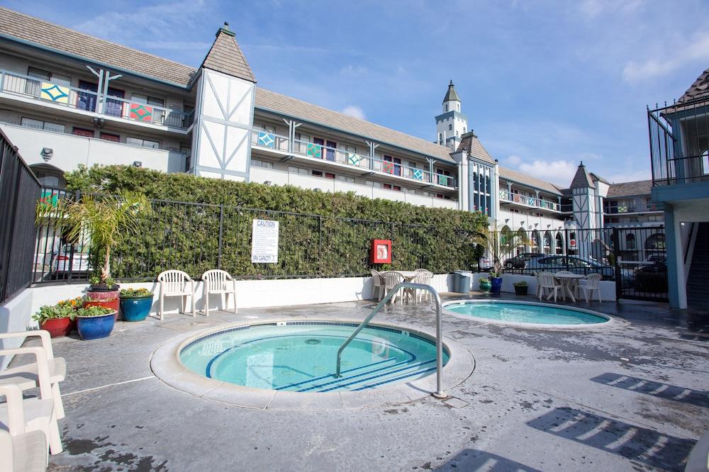 Castle Inn And Suites Анахайм Екстериор снимка
