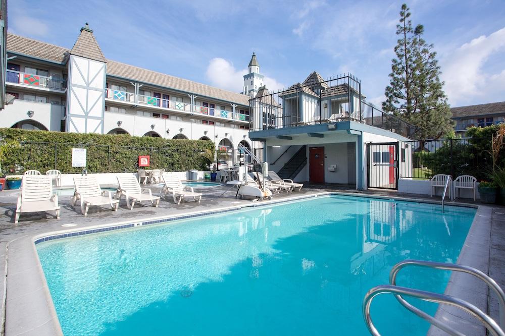 Castle Inn And Suites Анахайм Екстериор снимка