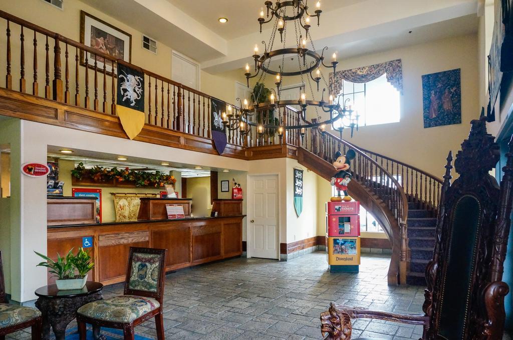 Castle Inn And Suites Анахайм Екстериор снимка