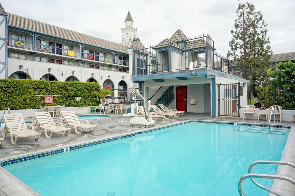 Castle Inn And Suites Анахайм Екстериор снимка