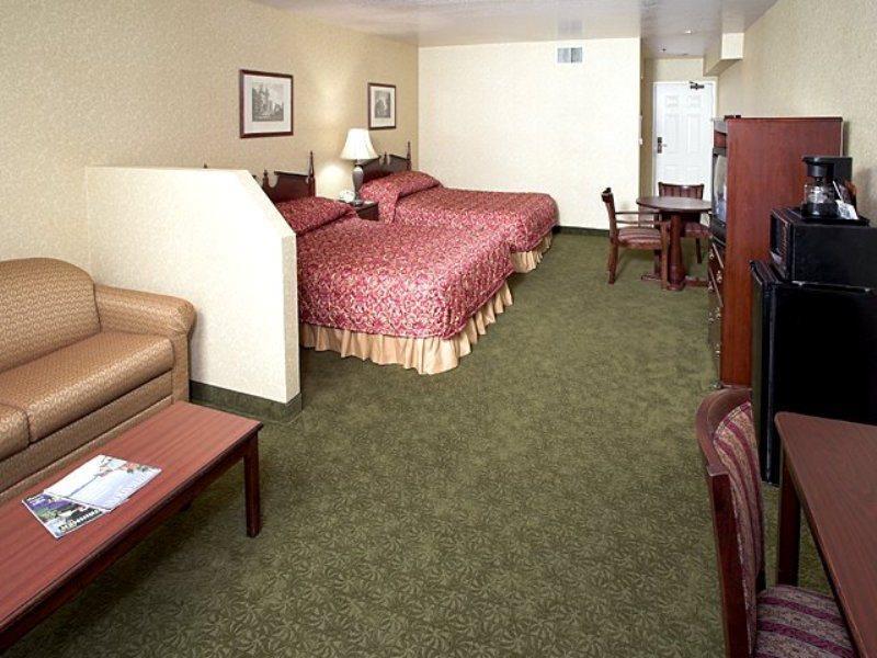Castle Inn And Suites Анахайм Екстериор снимка
