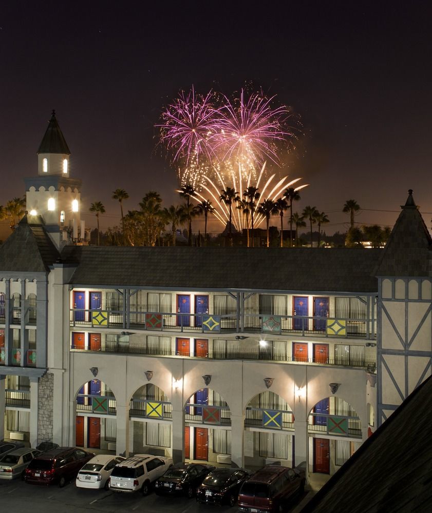 Castle Inn And Suites Анахайм Екстериор снимка