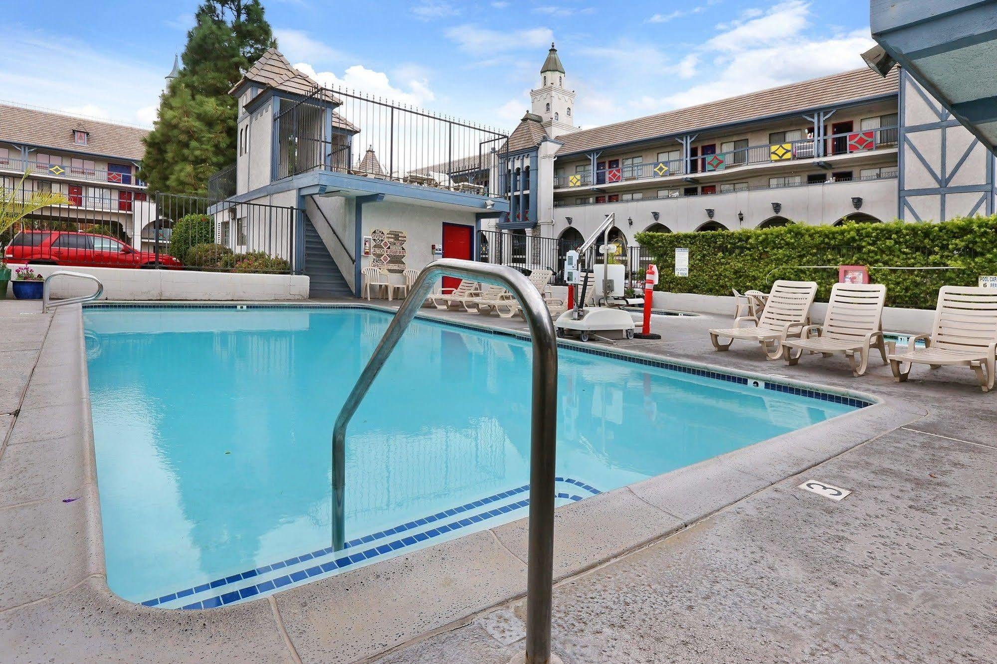 Castle Inn And Suites Анахайм Екстериор снимка